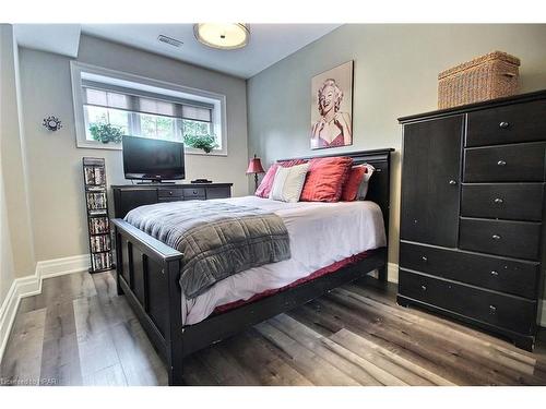 76 Old Mosley Street, Wasaga Beach, ON - Indoor Photo Showing Bedroom