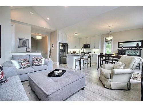 76 Old Mosley Street, Wasaga Beach, ON - Indoor Photo Showing Living Room