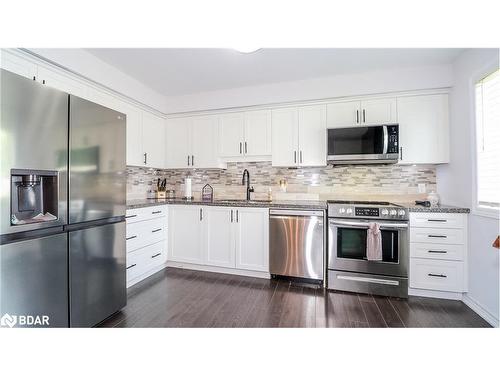 5-57 Ferndale Drive S, Barrie, ON - Indoor Photo Showing Kitchen With Stainless Steel Kitchen With Upgraded Kitchen