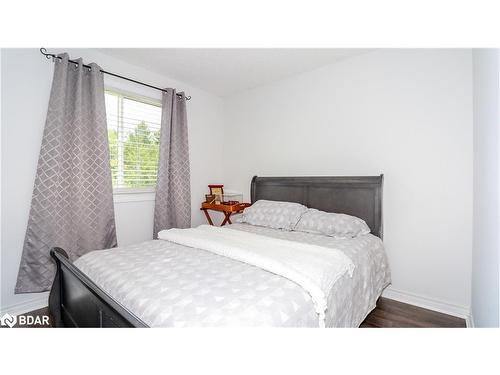 5-57 Ferndale Drive S, Barrie, ON - Indoor Photo Showing Bedroom