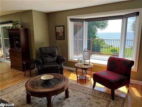 45 Stanley Avenue, Oro-Medonte, ON - Indoor Photo Showing Living Room