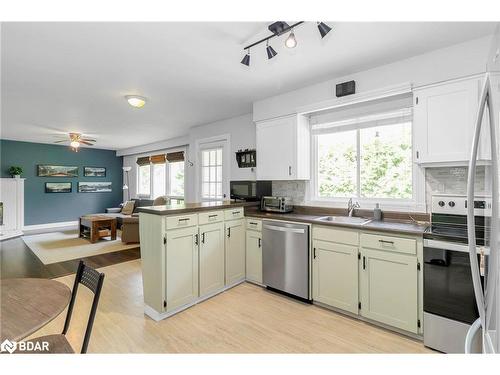 1067 Larch Street, Innisfil, ON - Indoor Photo Showing Kitchen