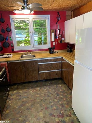 1002 East Camp Lake Rd, Lake Of Bays, ON - Indoor Photo Showing Kitchen