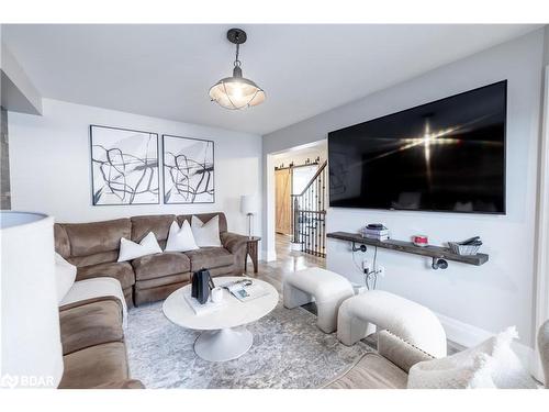 1914 Swan Street, Innisfil, ON - Indoor Photo Showing Living Room