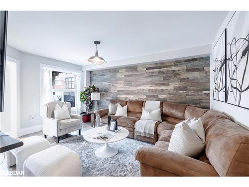 1914 Swan Street, Innisfil, ON - Indoor Photo Showing Living Room