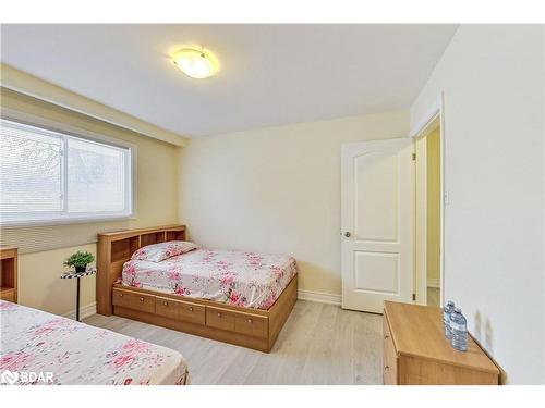 1036 Goshen Road, Innisfil, ON - Indoor Photo Showing Bedroom