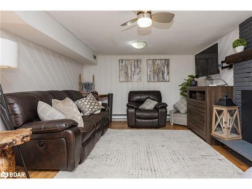 10 Knox Court, North Bay, ON - Indoor Photo Showing Living Room