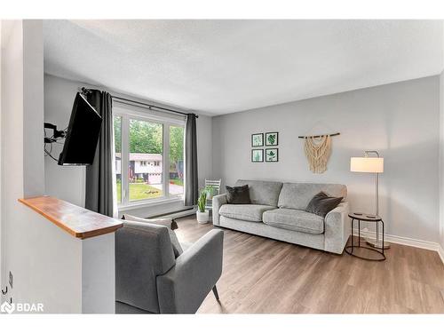 224 Oriole Crescent, Gravenhurst, ON - Indoor Photo Showing Living Room