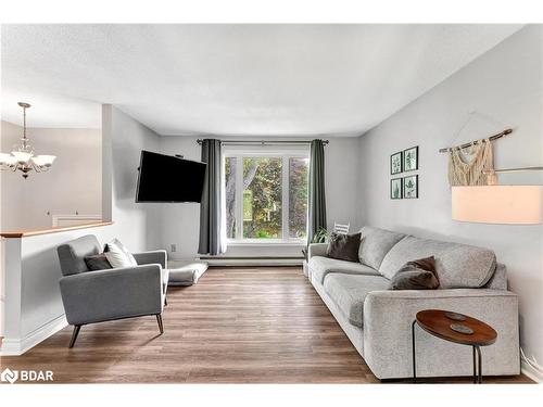 224 Oriole Crescent, Gravenhurst, ON - Indoor Photo Showing Living Room