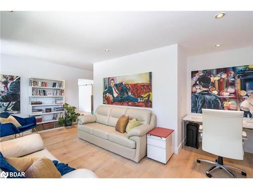 202 Napier Street, Barrie, ON - Indoor Photo Showing Living Room