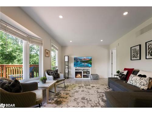 43 Sturgeon Glen Road, Fenelon Falls, ON - Indoor Photo Showing Living Room