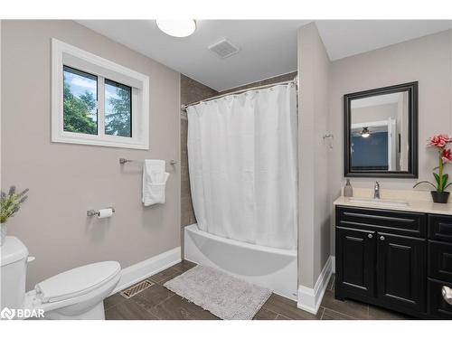 3036 Poplar Road, Innisfil, ON - Indoor Photo Showing Bathroom