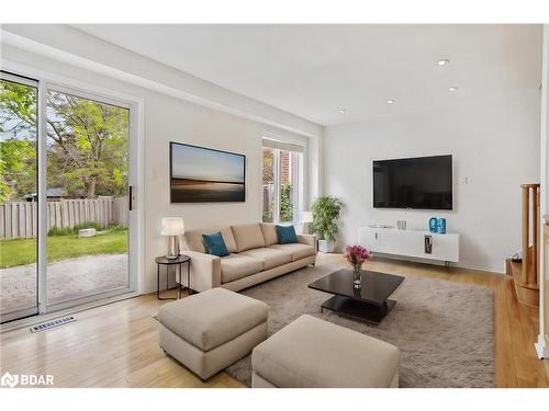 6865 Shade House Court, Mississauga, ON - Indoor Photo Showing Living Room