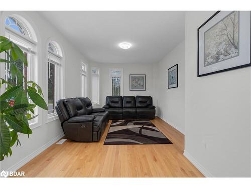 52 Pearl Street, Wasaga Beach, ON - Indoor Photo Showing Living Room