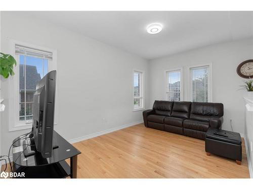 52 Pearl Street, Wasaga Beach, ON - Indoor Photo Showing Living Room