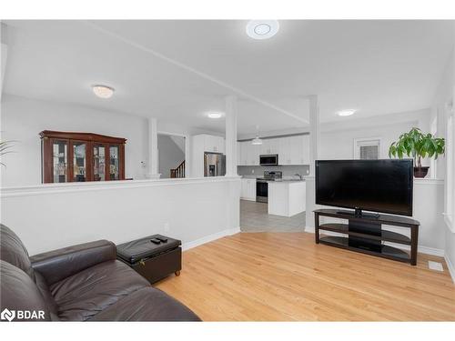 52 Pearl Street, Wasaga Beach, ON - Indoor Photo Showing Living Room