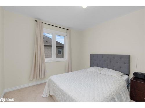 52 Pearl Street, Wasaga Beach, ON - Indoor Photo Showing Bedroom