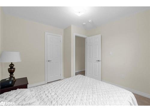 52 Pearl Street, Wasaga Beach, ON - Indoor Photo Showing Bedroom