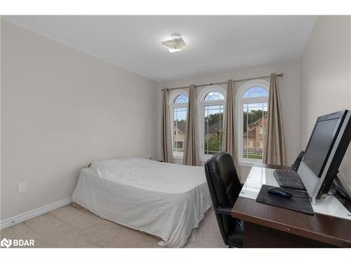 52 Pearl Street, Wasaga Beach, ON - Indoor Photo Showing Bedroom