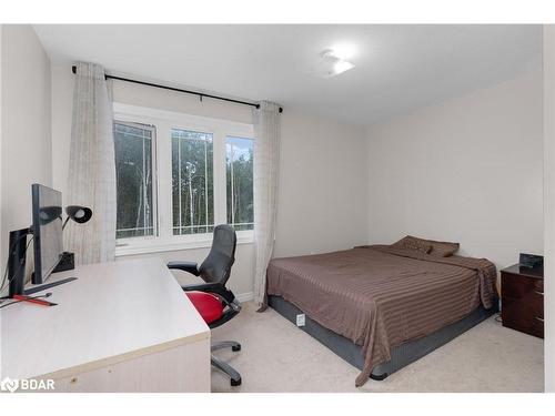 52 Pearl Street, Wasaga Beach, ON - Indoor Photo Showing Bedroom