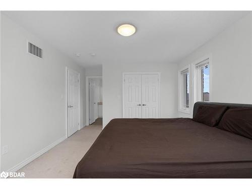 52 Pearl Street, Wasaga Beach, ON - Indoor Photo Showing Bedroom