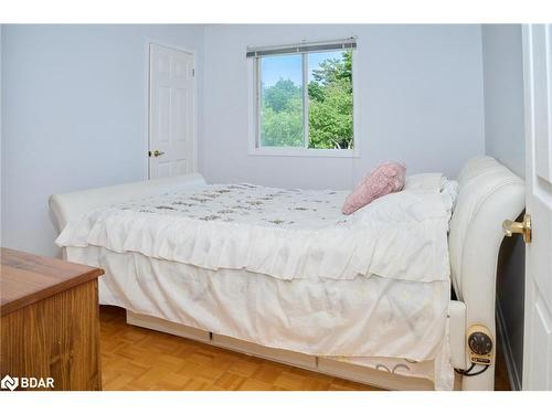 573 Mosley Street, Wasaga Beach, ON - Indoor Photo Showing Bedroom