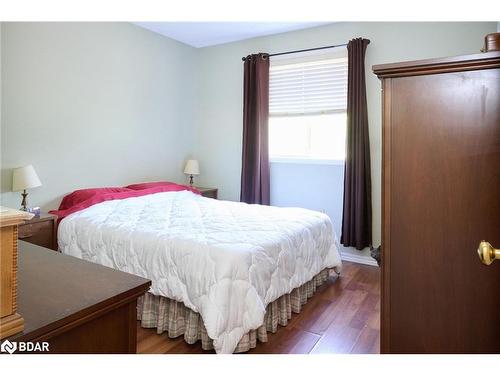 573 Mosley Street, Wasaga Beach, ON - Indoor Photo Showing Bedroom