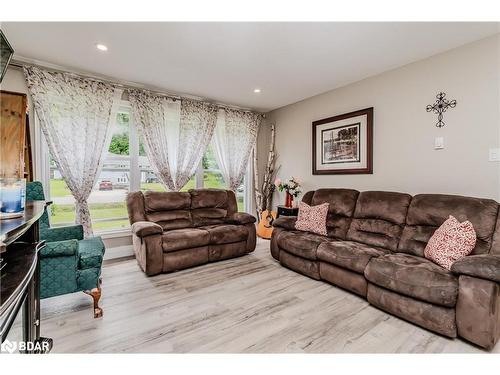 332 Forest Glen Road, Huntsville, ON - Indoor Photo Showing Living Room
