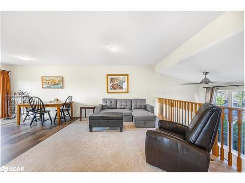 24 Majesty Boulevard, Barrie, ON - Indoor Photo Showing Living Room