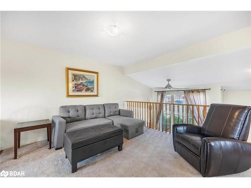 24 Majesty Boulevard, Barrie, ON - Indoor Photo Showing Living Room