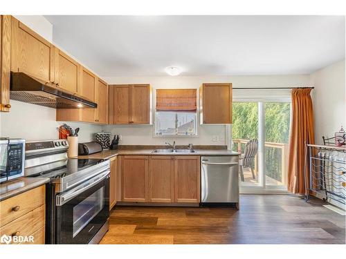 24 Majesty Boulevard, Barrie, ON - Indoor Photo Showing Kitchen With Double Sink