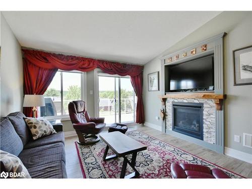 28 Chamberlain Crescent, Penetanguishene, ON - Indoor Photo Showing Living Room With Fireplace