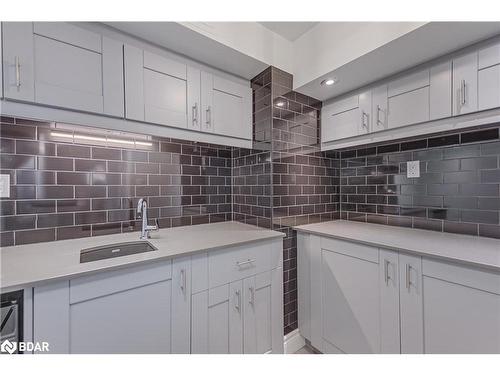 7 Auraglen Street, Richmond Hill, ON - Indoor Photo Showing Kitchen