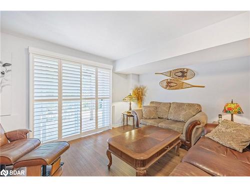 10 Claire Drive, Barrie, ON - Indoor Photo Showing Living Room