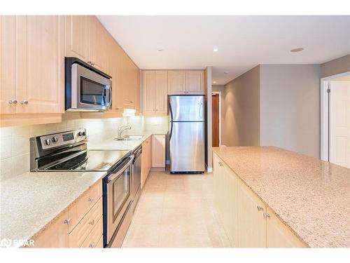 907-33 Ellen Street, Barrie, ON - Indoor Photo Showing Kitchen