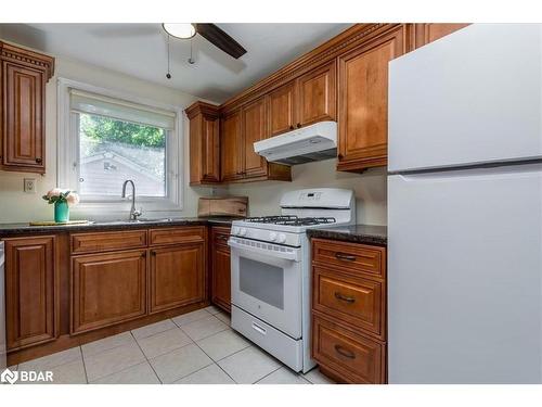 995 Gilmore Avenue, Innisfil, ON - Indoor Photo Showing Kitchen