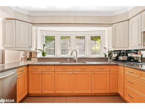 25 Grand Forest Drive, Barrie, ON - Indoor Photo Showing Kitchen