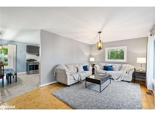 39 7 Line N, Oro-Medonte, ON - Indoor Photo Showing Living Room