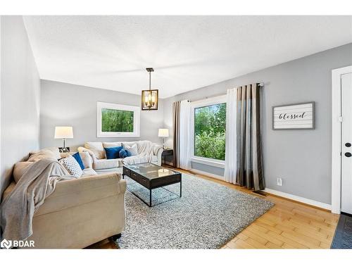 39 7 Line N, Oro-Medonte, ON - Indoor Photo Showing Living Room