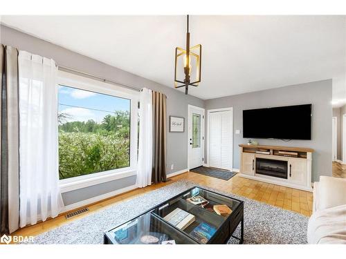 39 7 Line N, Oro-Medonte, ON - Indoor Photo Showing Living Room