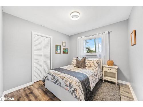 39 7 Line N, Oro-Medonte, ON - Indoor Photo Showing Bedroom