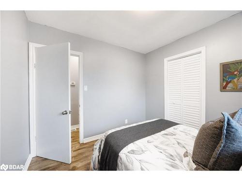 39 7 Line N, Oro-Medonte, ON - Indoor Photo Showing Bedroom