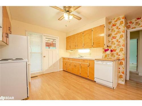 61 Oakley Park Square, Barrie, ON - Indoor Photo Showing Kitchen