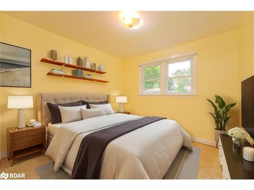 61 Oakley Park Square, Barrie, ON - Indoor Photo Showing Bedroom