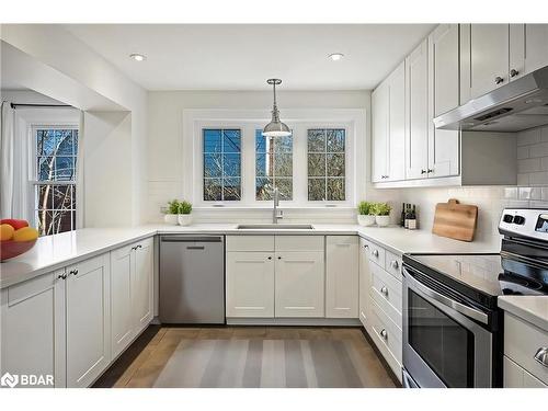 96 Drury Lane, Barrie, ON - Indoor Photo Showing Kitchen