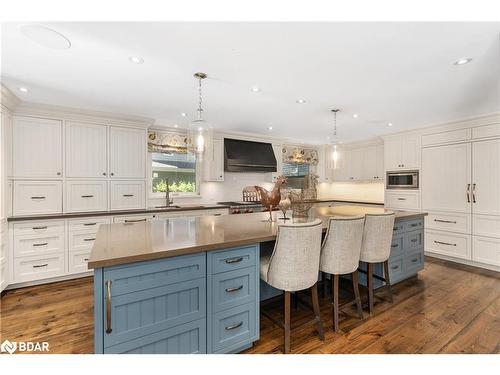 3211 Fleming Boulevard, Innisfil, ON - Indoor Photo Showing Kitchen With Upgraded Kitchen