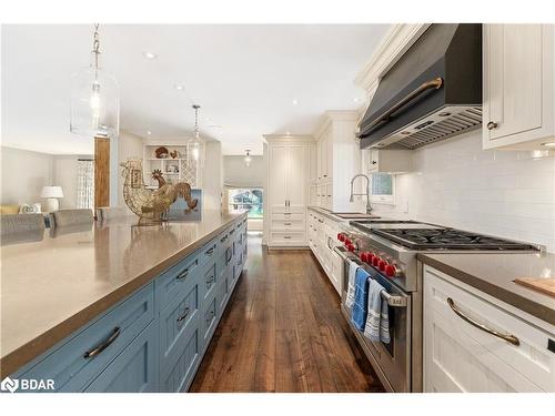 3211 Fleming Boulevard, Innisfil, ON - Indoor Photo Showing Kitchen With Upgraded Kitchen