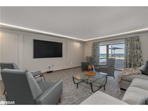 3211 Fleming Boulevard, Innisfil, ON - Indoor Photo Showing Living Room