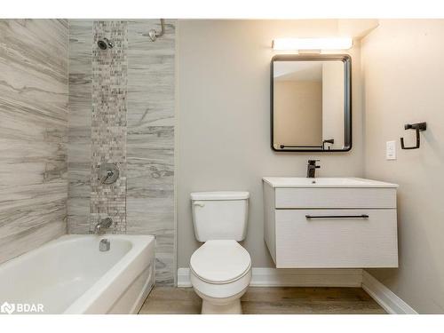83 Marshall Street, Barrie, ON - Indoor Photo Showing Bathroom