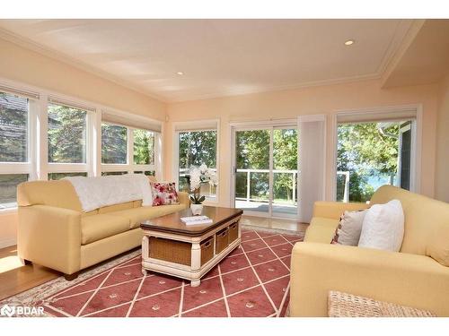 60 Balsam Street, Tiny, ON - Indoor Photo Showing Living Room